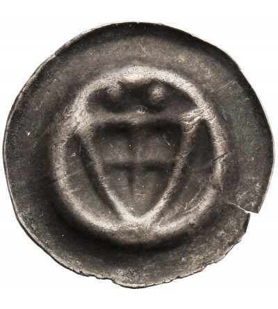 Zakon Krzyżacki. Brakteat guziczkowy, ok. 1307-1318. Tarcza zakonna, nad nią trzy kulki