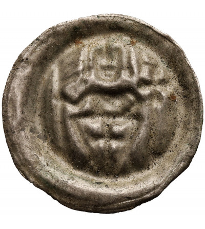Zakon Krzyżacki. Brakteat guziczkowy, ok. 1247-1258. Rycerz trzymający tarczę zakonną i proporzec, z lewej strony krzyż