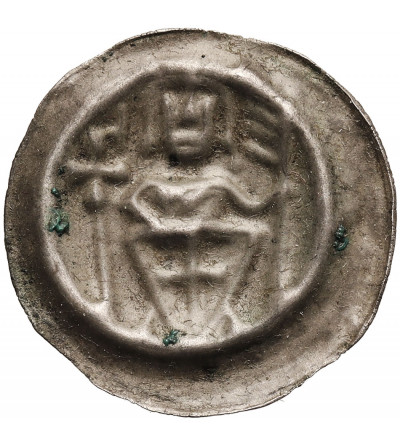 Zakon Krzyżacki. Brakteat guziczkowy, ok. 1247-1258. Rycerz trzymający tarczę zakonną i proporzec, z lewej strony krzyż