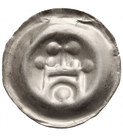 Zakon Krzyżacki. Brakteat guziczkowy, ok. 1257-1268. Brama zwieńczona krzyżem, u dołu kula