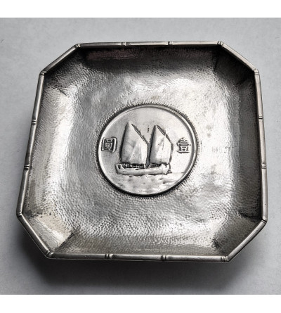 China, Republic (1912-1949). Silver bowl / saucer with a 1 Dollar coin 1934, Junk dollar