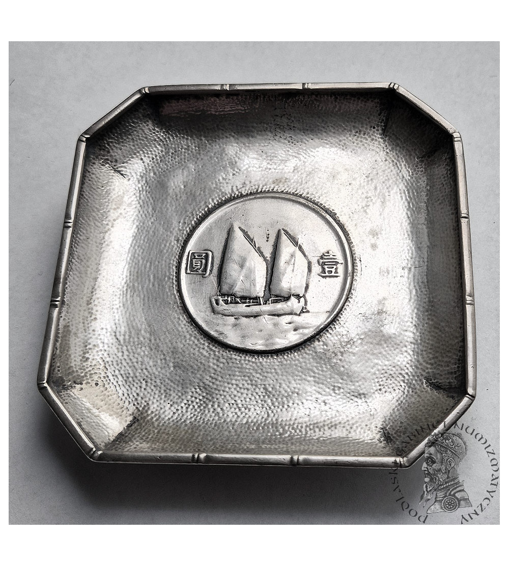 China, Republic (1912-1949). Silver bowl / saucer with a 1 Dollar coin 1934, Junk dollar