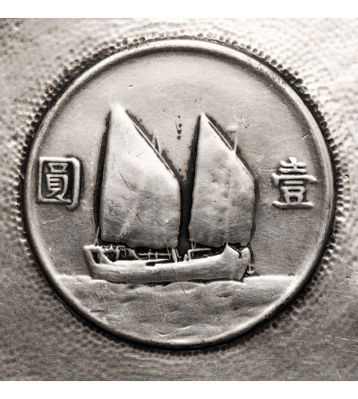 Chiny, Republika (1912-1949). Srebrna miseczka / spodek z monetą 1 dolar rok 23 (1934), Dżonka (,,Junk dollar")