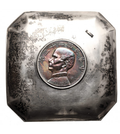 Chiny, Republika (1912-1949). Srebrna miseczka / spodek z monetą 1 dolar rok 23 (1934), Dżonka (,,Junk dollar")