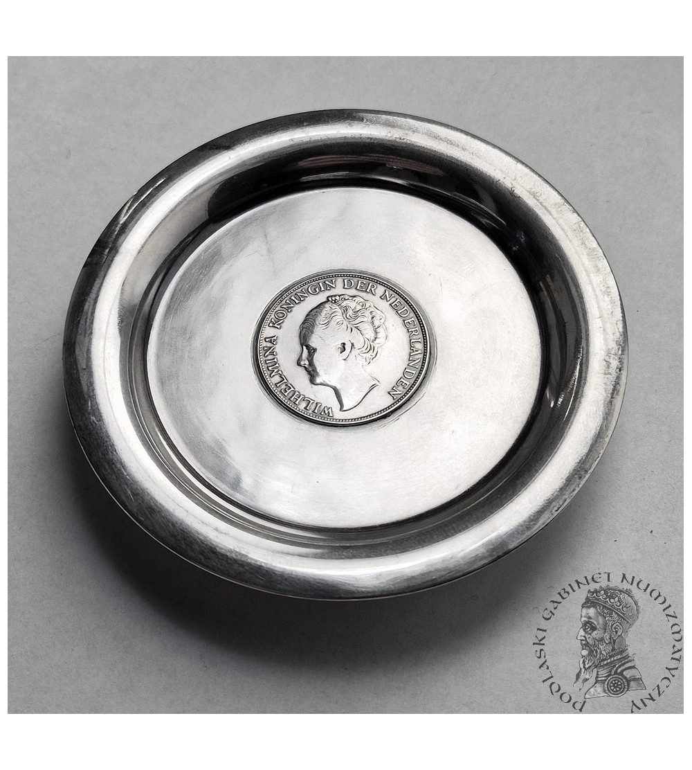 Netherlands, Wilhelmina (1890-1948). Silver bowl / saucer with a 1 Gulden coin 1943