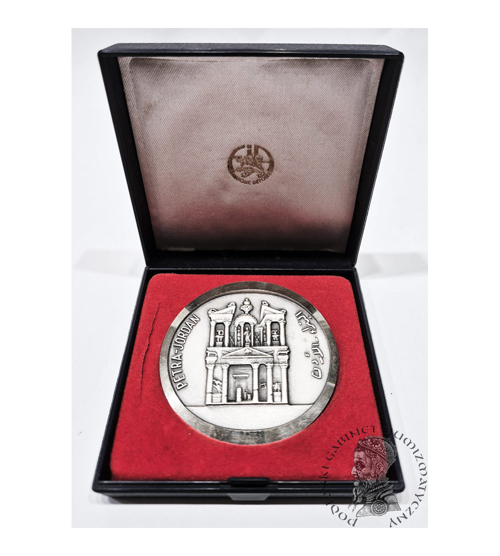 Jordan. 1986 medal commemorating the beautiful city of Petra, Jordan Ministry of Tourism and Antiquities Jordan. 1986 medal commemorating the beautiful city of Petra, Jordan Ministry of Tourism and Antiquities