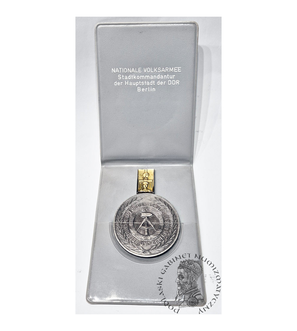 Niemcy, Republika Demokratyczna (NRD/DDR). Medal i przypinka Narodowa Armia Ludowa Komenda Miejska Stolicy NRD Niemcy, Republika Demokratyczna (NRD/DDR). Medal i przypinka Narodowa Armia Ludowa Komenda Miejska Stolicy NRD