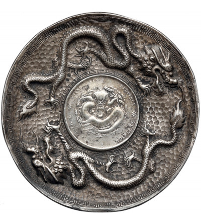 China, Kinagnan, Guangxu (1875–1908). Silver saucer / bowl with a 1 Yuan (Dollar) coin from 1903