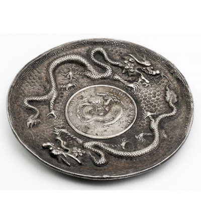 China, Kinagnan, Guangxu (1875–1908). Silver saucer / bowl with a 1 Yuan (Dollar) coin from 1903