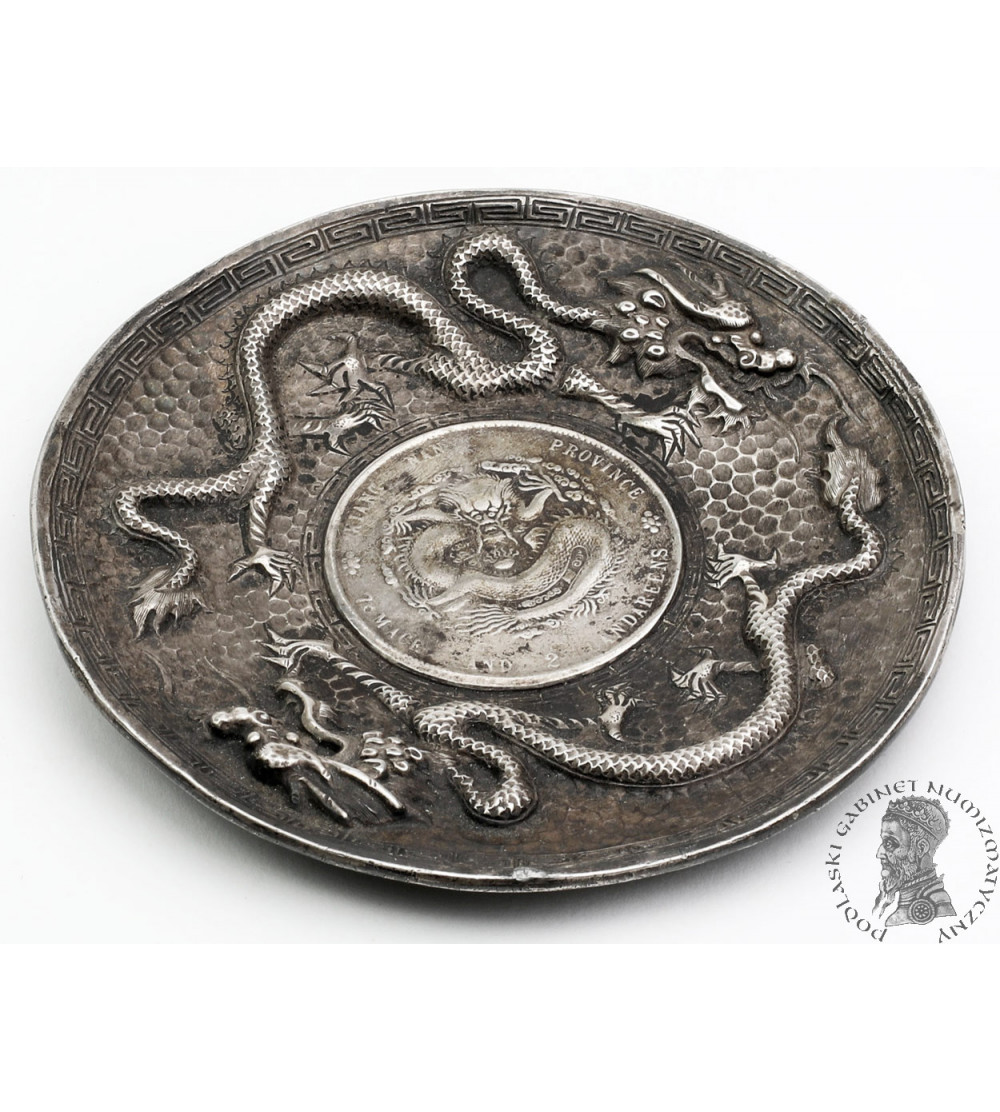 China, Kinagnan, Guangxu (1875–1908). Silver saucer / bowl with a 1 Yuan (Dollar) coin from 1903